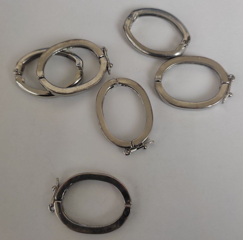 אביזרי תלייה על נעילה בגוון מתכת כסוף 29×21 מ״מ