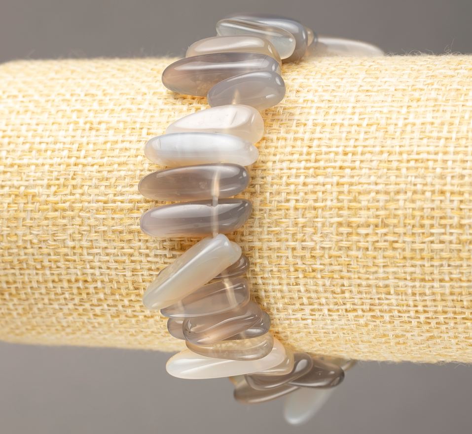 צמיד אגט מעושן חתיכות «מחט», קוטר 13-22×3-6 מ״מ, אורך 18 ס״מ +