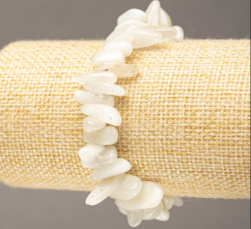 צמיד אדוֹלאר מאבן טבעית – פתיתי «מחט» על גומייה d 11-23×3-6(±) מ״מ, אורך 18 ס״מ