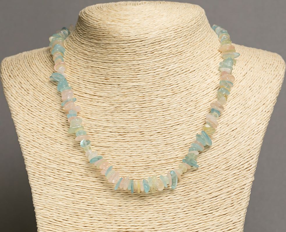 שרשרת מורגנטיט מאבן טבעית — שברי אבן בקוטר 6–12×2–5 מ״מ, אורך 44–46 ס״מ +