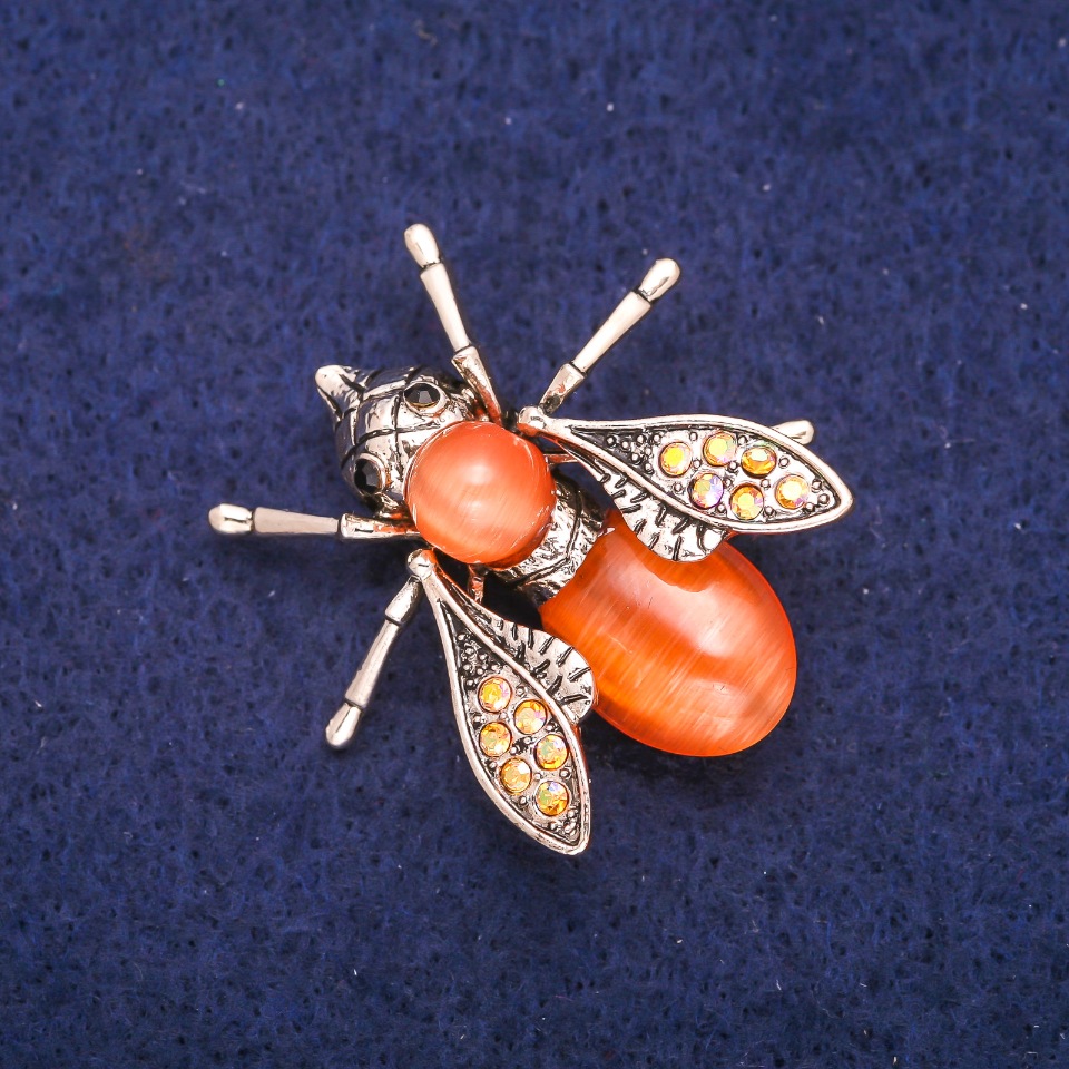 סיכת «פרפר» עם עין חתול כתומה וסטרזים 33×34 מ״מ, מתכת בגוון זהוב