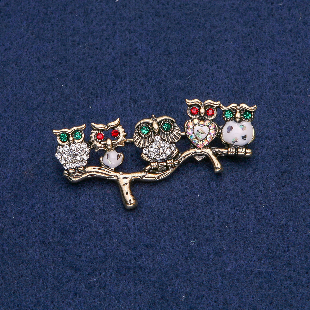 סיכת ינשוף ממתכת זהובה עם זרקונים לבנים, בצבעים משתנים, אדומים וירוקים וההליאוטסיום 52×33 מ״מ +