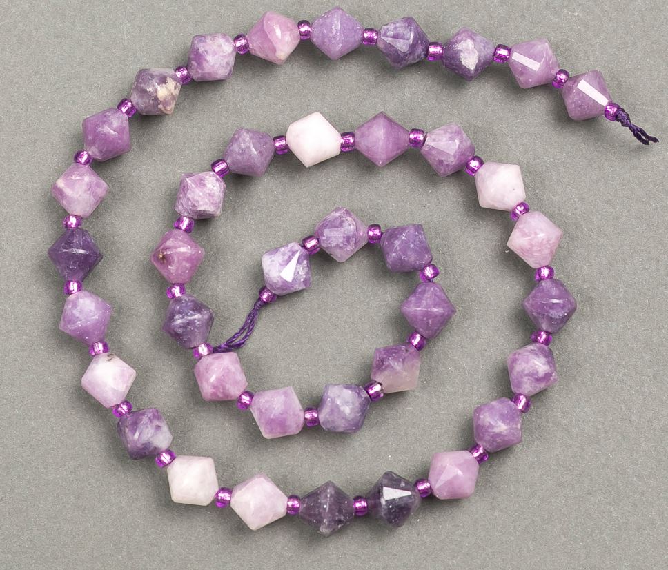 חרוזים על חוט מאבן טבעית לפידוליט מחורצים בצורת רומב בקוטר 8.5×8.5 מ״מ, אורך 39 ס״מ ± (הוספת חרוזי 3×3 מ״מ)