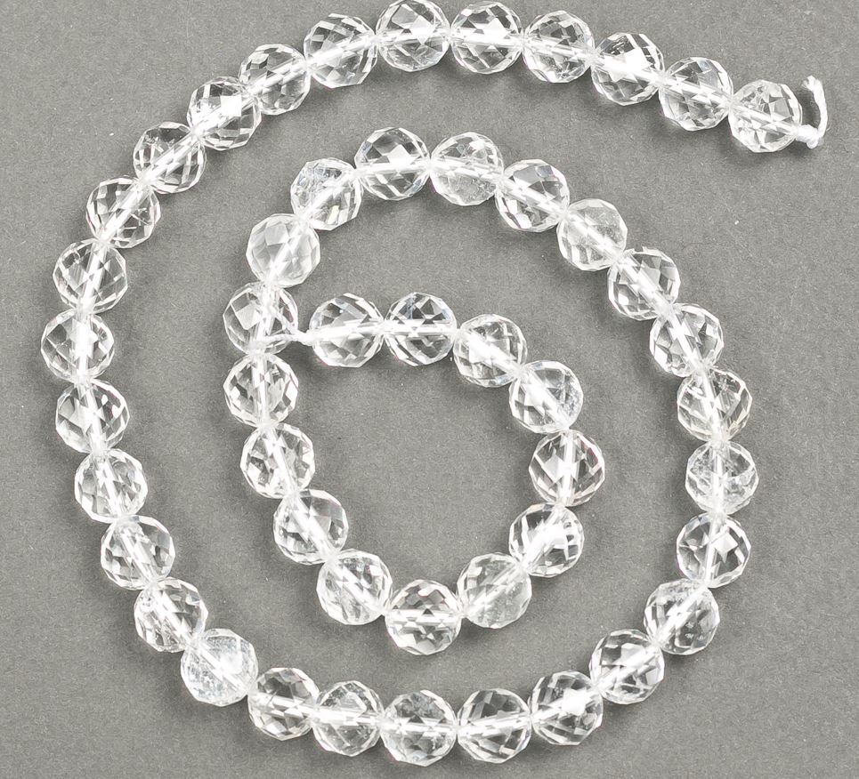 חרוזי אבן טבעית – קריסטל הררי, כדור מחורץ, בקוטר 8 מ״מ, אורך 39 ס״מ +