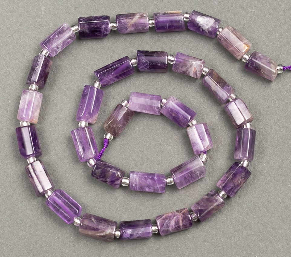 חרוזי אמטיסט חתוכים על חוט 10×6 מ״מ, אורך כ-39 ס״מ ± עם חרוזים (3×2 מ״מ)
