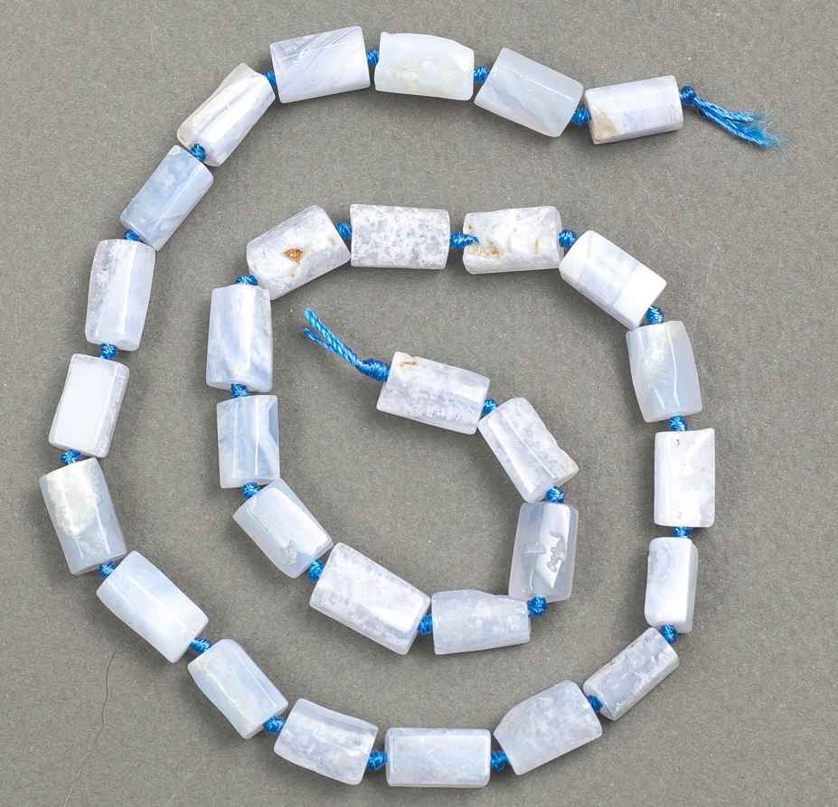 חרוזים על חוט מאבן טבעית אגת כחולה חתוכה d 12-11×7-6 מ״מ, אורך 40 ס״מ+