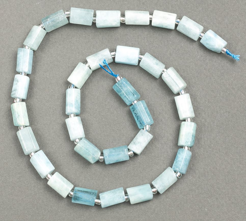 חרוזים על חוט מאבן אקוומרין טבעית, מחוצבים d 10×6 מ״מ, אורך 40 ס״מ ± (עם חרוזי זרע 3×2)