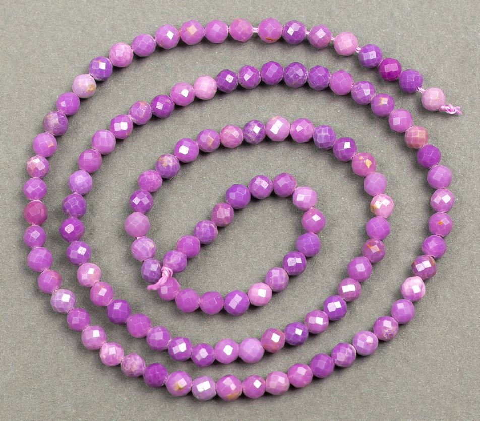 אבן טבעית: פוספוסידריט – חרוזים מחורצים על חוט, קוטר 3.5 מ״מ, אורך 40 ס״מ