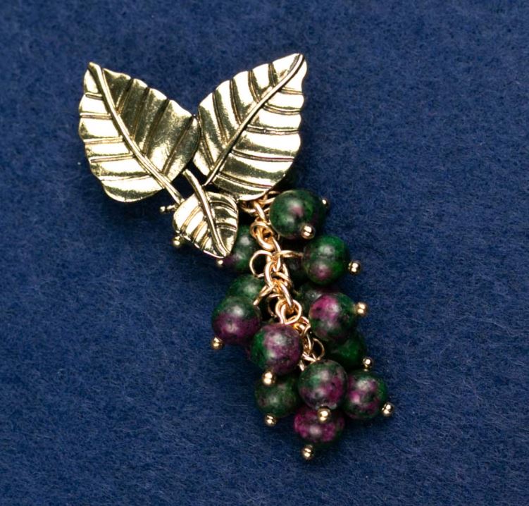 סיכה עם אבן טבעית זאוליט «ענף עם פירות יער», צבע זהב למתכת 60×35 מ״מ