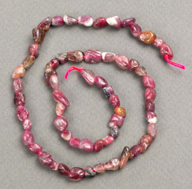 מחרוזות טורמלין בטקסטורציה על חוט, קוטר כ-5–7×5–9 מ״מ, אורך 39 ס״מ+
