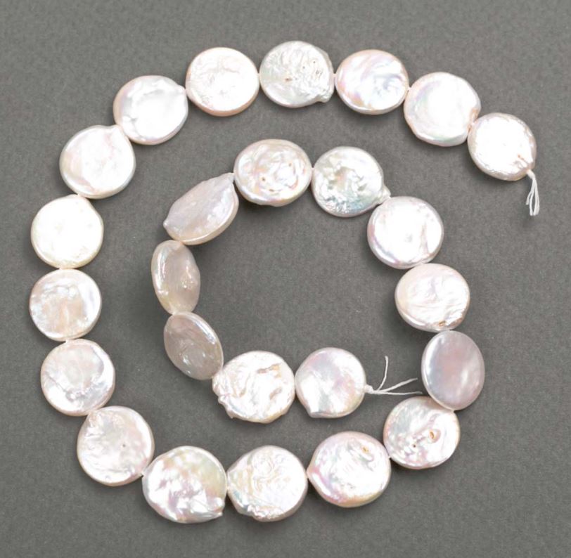 חרוזי פנינים בארוק עם גוון בנזין, קוטר 15–16 מ״מ, אורך 40 ס״מ