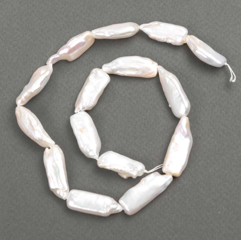 פנינים בארוק בגוון בנזין, בקוטר 26–32×10–11 מ״מ, אורך 39 ס״מ