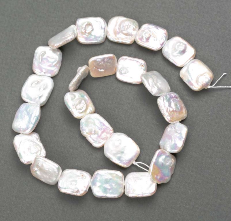 פנינים בארוק עם גוון «בנזין» בקוטר d 15-17×13-16 מ״מ, אורך 38 ס״מ+