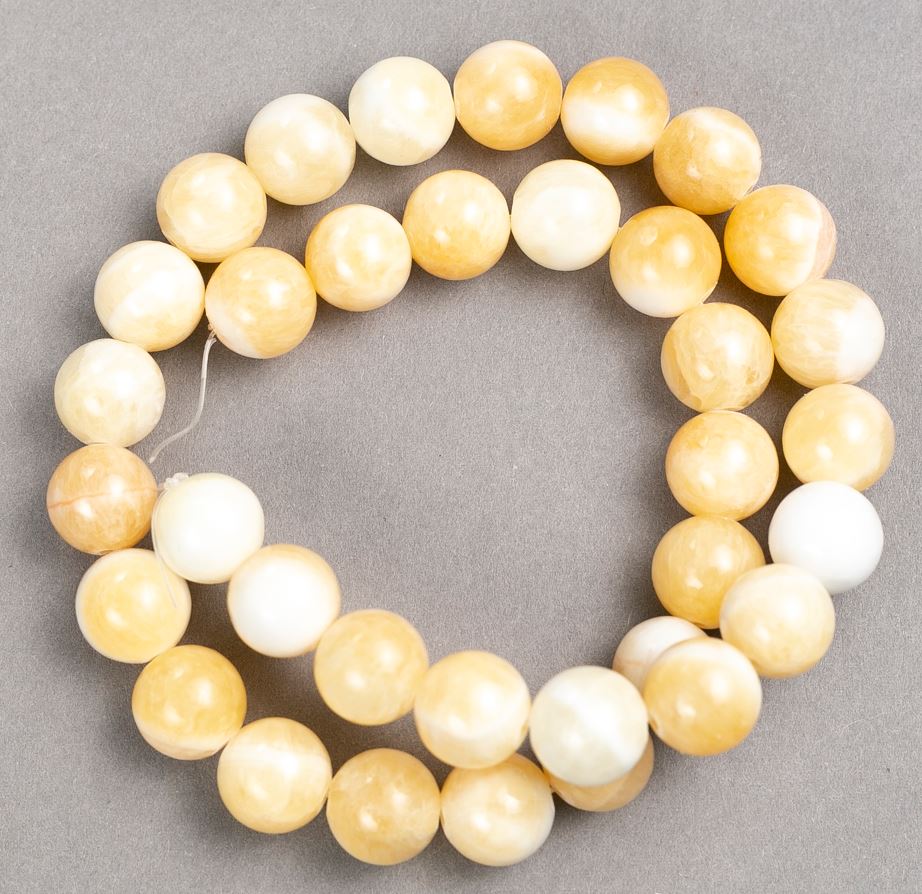 חרוזים על חוט בהשראת פנינים (אקריליק מלאכותי) כדור חלק בקוטר כ-12.5 מ״מ, אורך 39 ס״מ+