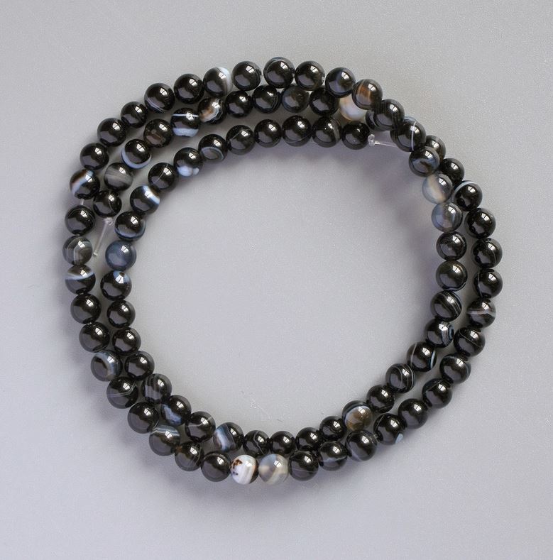 חרוזי אגאט בצורת כדור חלקים, קוטר 4–4.5 מ״מ, אורך 39 ס״מ על חוט