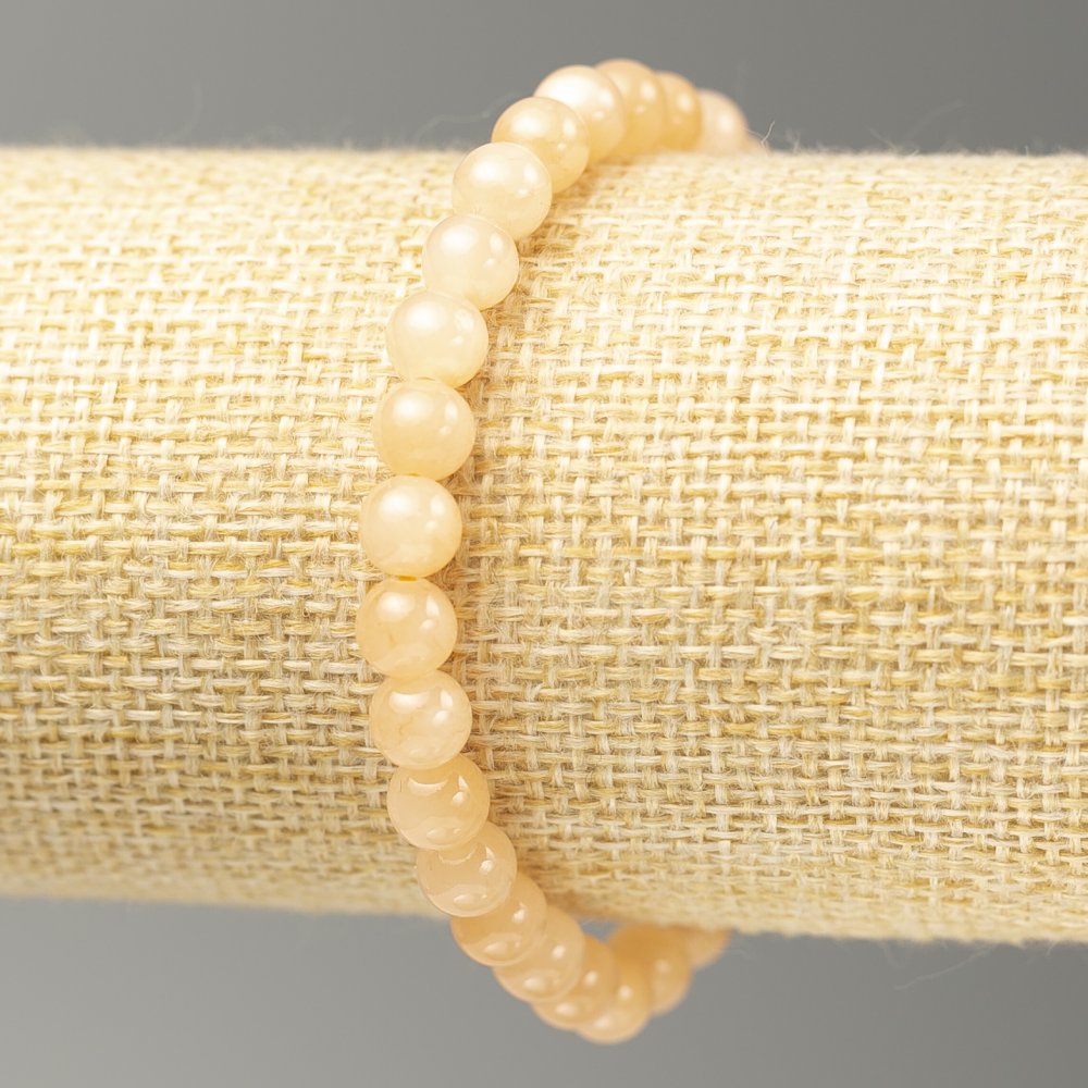 צמיד אלסטי מסלניט אקרילי חלק, חרוזים כדוריים בקוטר כ-6.5 מ״מ, אורך 18 ס״מ+