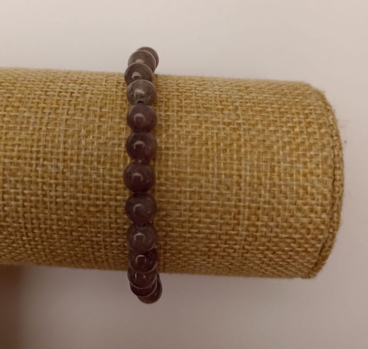 צמיד גומי עם קוורץ מטונן בגוון אפור-כהה, חרוזים חלקים, קוטר 6.5 מ״מ, אורך 18 ס״מ