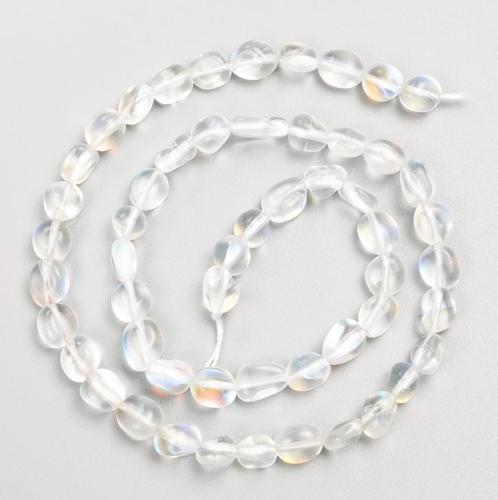 חרוזי זכוכית אופלית בצורת חלוטה, 6×7 מ״מ, על חוט, אורך 40 ס״מ