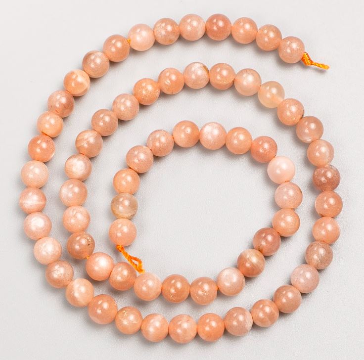 חרוזים על חוט אבן טבעית סלניט – כדור חלק, קוטר 6 מ״מ +/-, אורך 39 ס״מ +/-