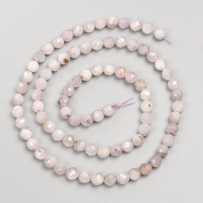 חרוזי קונציט טבעיים – כדור מפוסל על חוט, בקוטר 4.5–5+ מ״מ, אורך 38 ס״מ+