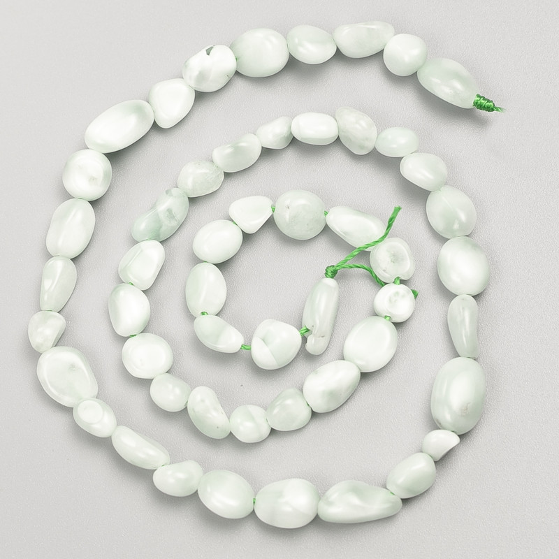 חרוזי אבן אנג'לייט ירוקים מגולפים על חוט, קוטר 7×7 מ״מ, אורך כ-38 ס״מ