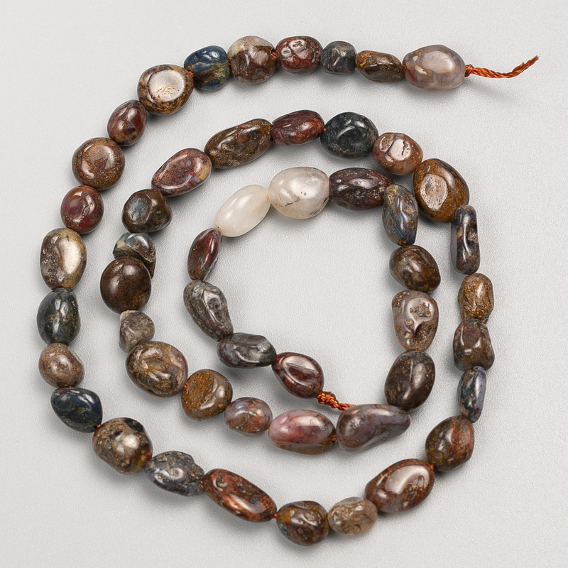 חרוזים מאבן פטרסייט, מרקם מהוקצע בפטיש על חוט, קוטר 6×8 מ״מ+-, אורך כ-40 ס״מ+