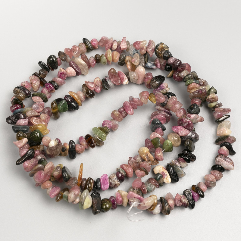 חרוזי אבן טורמלין שבבי על חוט ארוך, קוטר 8–10×3 מ״מ ±, אורך 80 ס״מ+