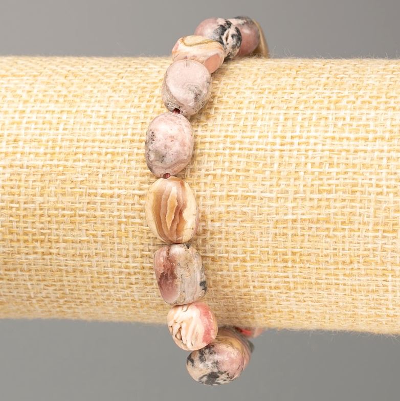 צמיד עשוי מרודוכרוזיט מגולגל, קוטר האבנים 12×8 מ״מ (±), אורך 18 ס״מ