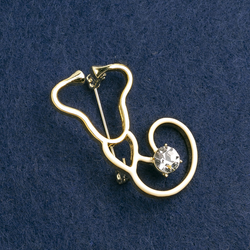 סיכת חן סטטוסקופ לבן עם אמייל ואבן לבנה, מתכת זהובה 42×25 מ״מ