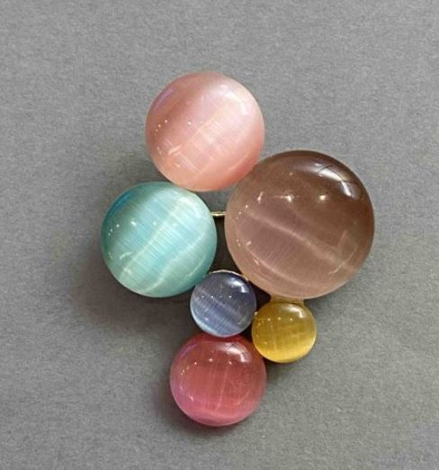 סיכת תכשיט «הדגש», אבן עין החתול, צבעים שונים, מתכת כסף 45×35 מ״מ