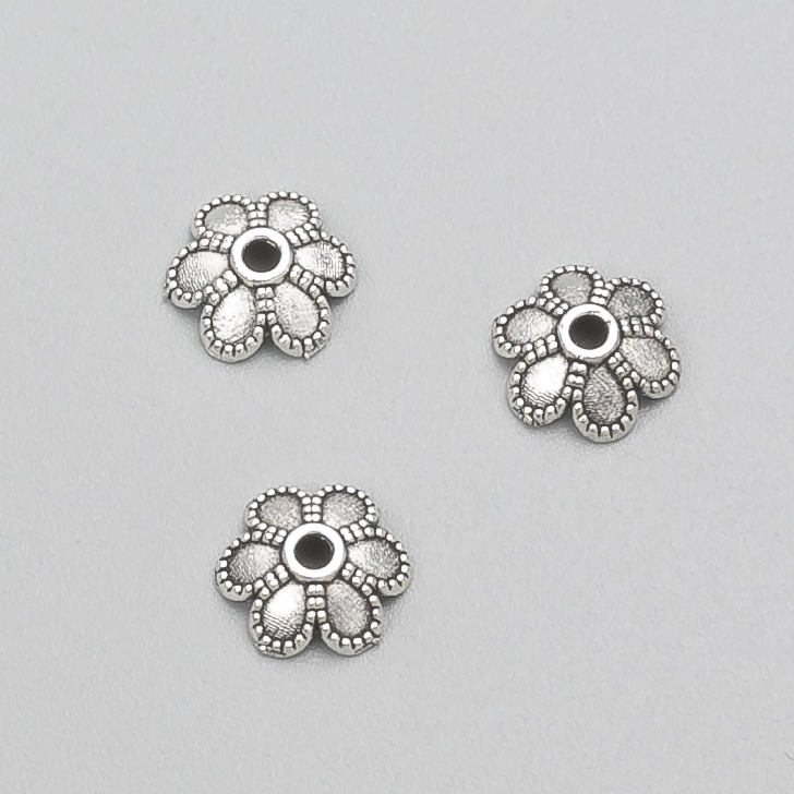 אביזרי פרזול: קצה כסוף, מתכת בצבע כסף, קוטר 9×3 מ״מ (±), אריזה -20 גרם, 62 יחידות (±)