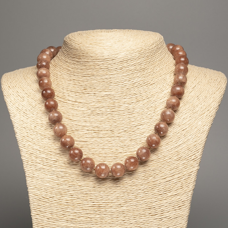 שרשרת חרוזי ג'אספר חלקים כדוריים, קוטר 12 מ״מ, אורך 50 ס״מ, מאבן נפריט לבנה (צבוע סינתטי)