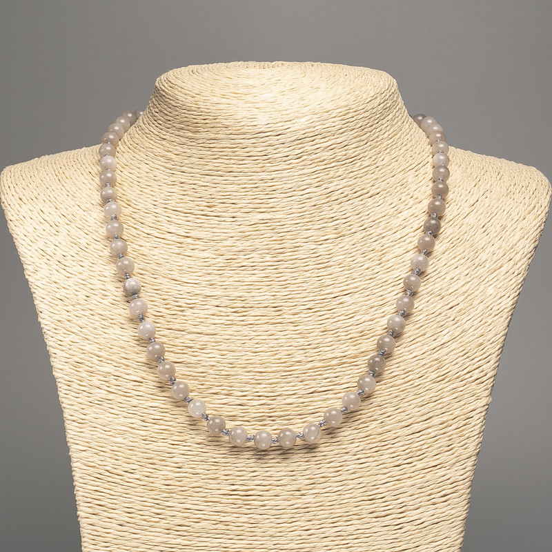 מחרוזת לאברדרייט חלקה, קוטר 6 מ״מ ±, אורך 50 ס״מ ±, מאבן נפריט לבן (סינתטי צבוע)