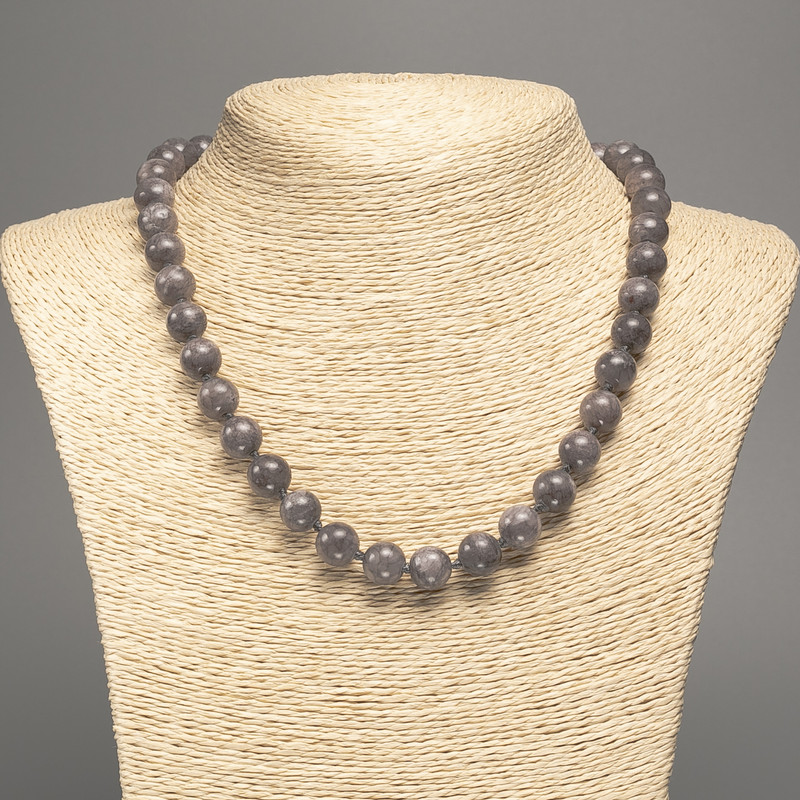 שרשרת חרוזים 'לאוריט' כדוריים חלקים, קוטר 10 מ״מ +/-, אורך 50 ס״מ +/-, עם אבן נפריט לבן (סינתטי צבוע)