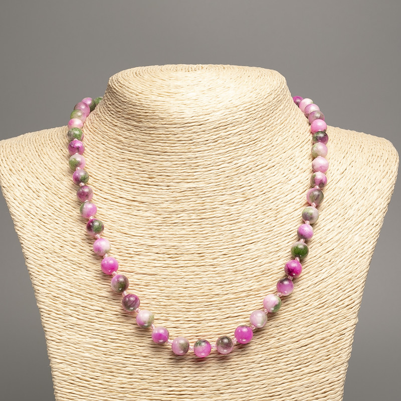 שרשרת חרוזים «גווני הקיץ» בצבעים לבן-ירוק-אדום, חרוזים חלקים, קוטר 8 מ״מ, אורך 50 ס״מ, עשויה מאבן נפריט לבן צבוע סינתטי