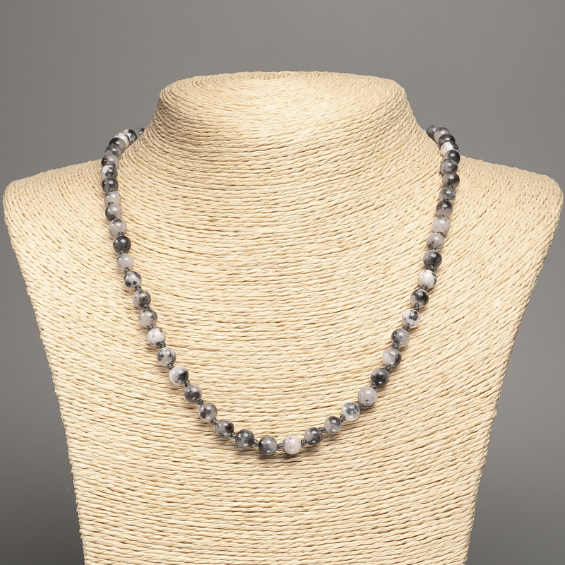 שרשרת «גווני הקיץ» לבן-אפור כדור חלק, קוטר 6 מ"מ, אורך 50 ס"מ, עם אבן נפריט לבן (סינתטי צבוע)