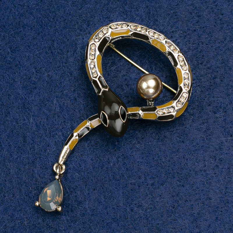 סיכת נחש שחור וחום אמייל עם קריסטל, חרוז זהוב וסטראזים זהובים, מתכת זהובה 35×64 מ״מ