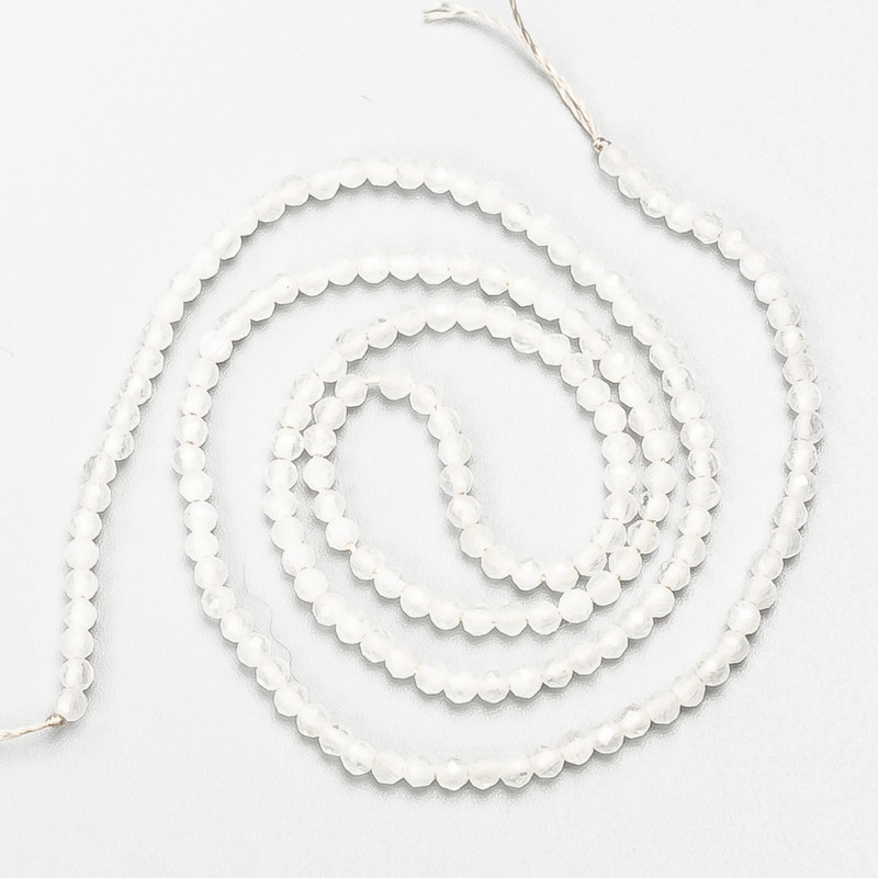 חרוזי ספינל סינתטי קטנים בצורת כדור מחורץ לקריסטל, קוטר 2 מ״מ ±, על חוט אורך 37 ס״מ