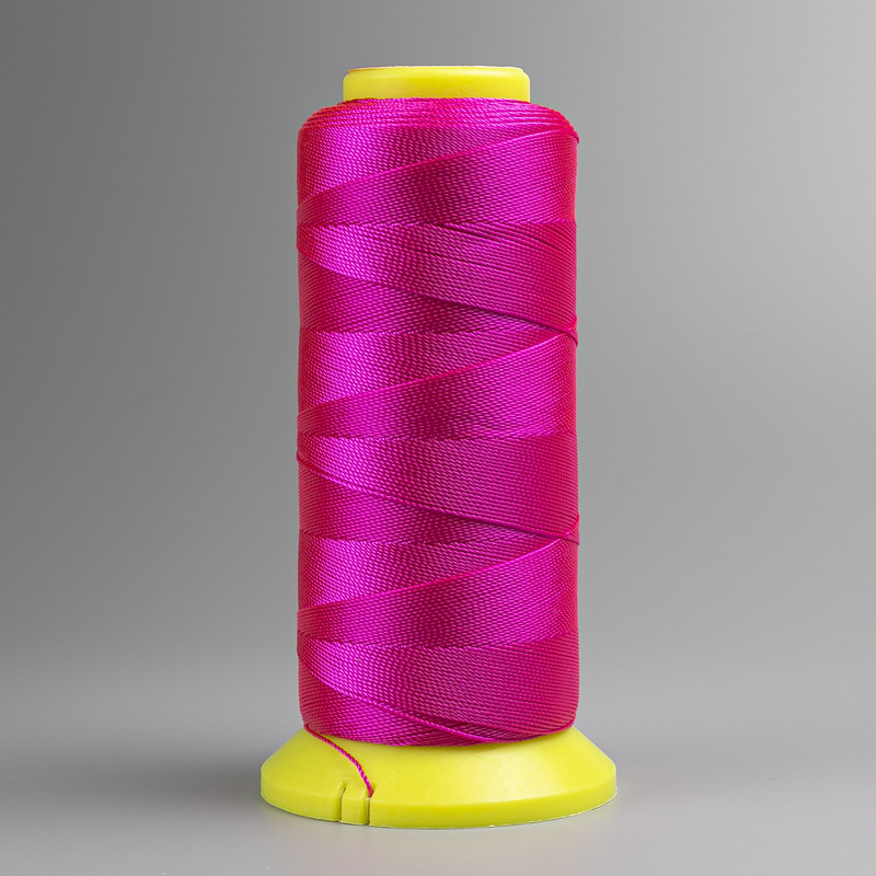 חוט על ספולה בצבע פטל, קוטר 0.9 מ״מ, ניילון למלאכת יד 300 מ׳