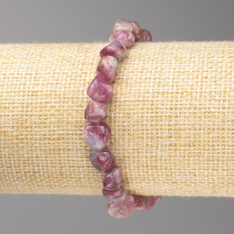 צמיד מאבן טורמלין מסותת בקוטר 8×8 מ״מ על בסיס גומי, אורך 18 ס״מ+