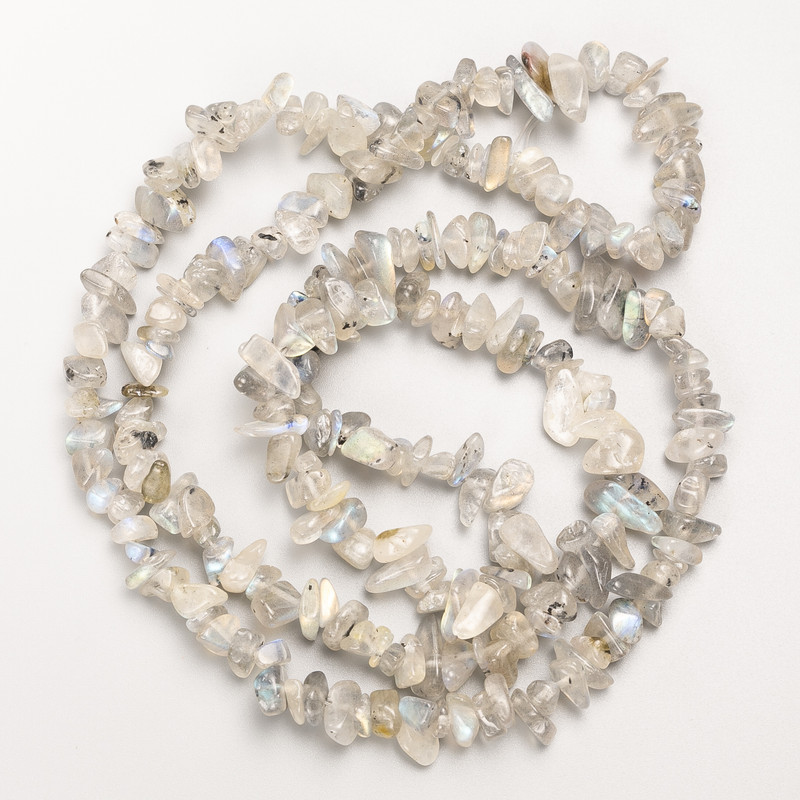 חרוזי לאברדרייט מאבן טבעית על חוט, קוטר 9×4 מ״מ +/-, אורך 84 ס״מ +