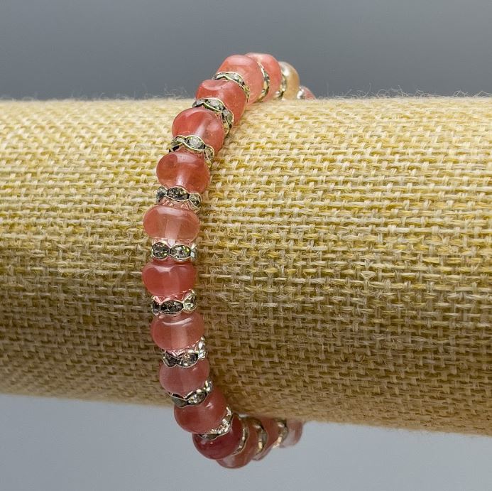 צמיד חלצדון מאבן טבעית חלקה בצורת רונדל, קוטר 8×5 מ״מ, אורך 18 ס״מ (גמיש) עם אבני סטראס לבנות