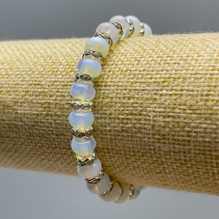 צמיד אבן הירח הסינתטית, חרוזי רונדל חלקים, קוטר 8×5 מ״מ, אורך 18 ס״מ (אלסטי), עם זרקונים לבנים