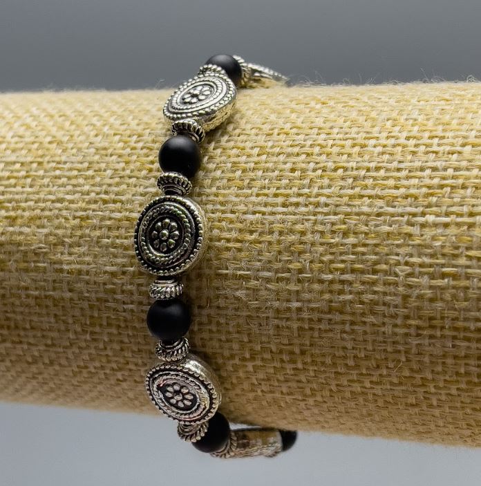 צמיד שונגייט מט (יחיד) - כדור חלק, קוטר 6 מ״מ ±, אורך 18 ס״מ (סטרץ) עם הצבות כסופות, קוטר 11×4 מ״מ