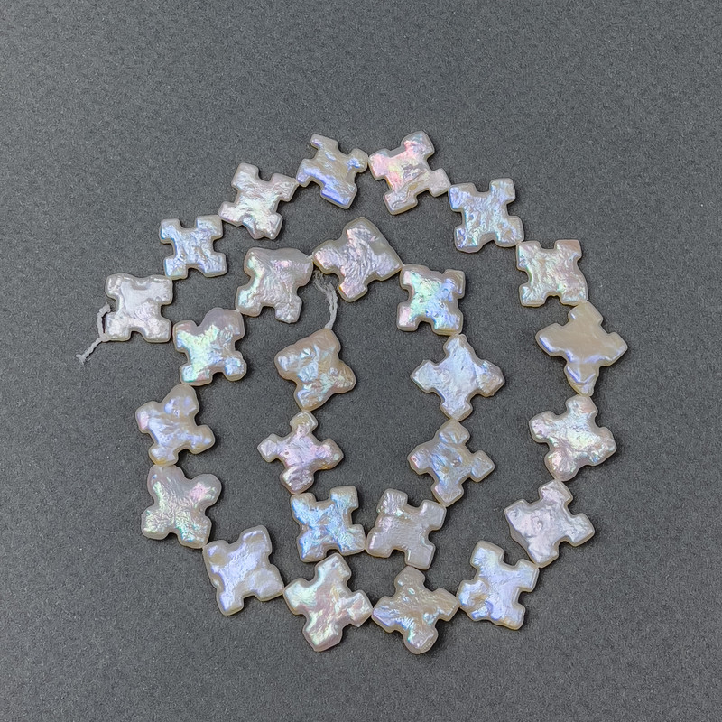 פנינים בארוק עם גוון «בנזין» על חוט, בקוטר 12×13 מ״מ+-, אורך 38 ס״מ+-