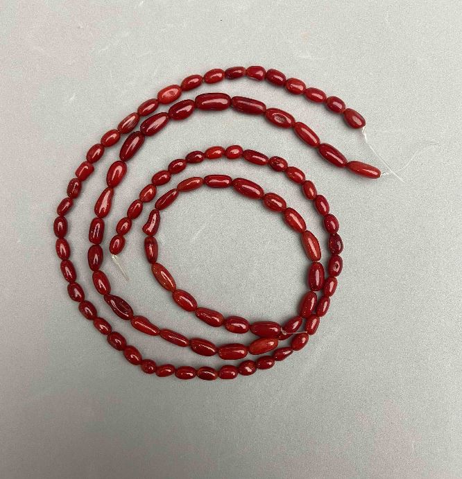 חרוזי אלמוג טבעיים, בקוטר 7-11×5-6 מ״מ±, במבחר מידות, אורך 41 ס״מ±, על חוט