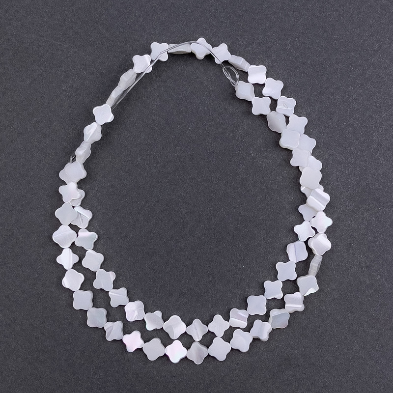 חרוזי פרלאמוטר בצורת תלתן, קוטר 6×2 מ״מ, אורך 39 ס״מ על חוט