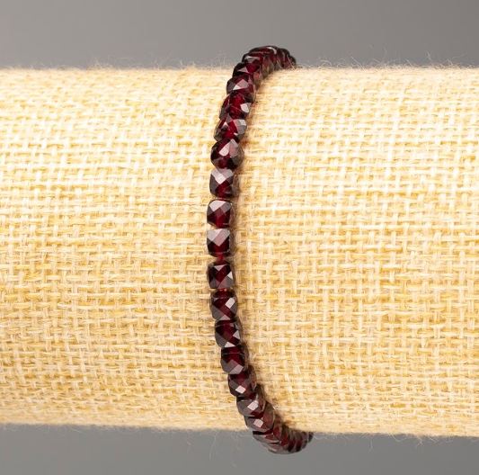 צמיד גרנט מאבן טבעית, קוביית חתוכה, קוטר 4 מ"מ, אורך 18 ס"מ (אלסט"י)