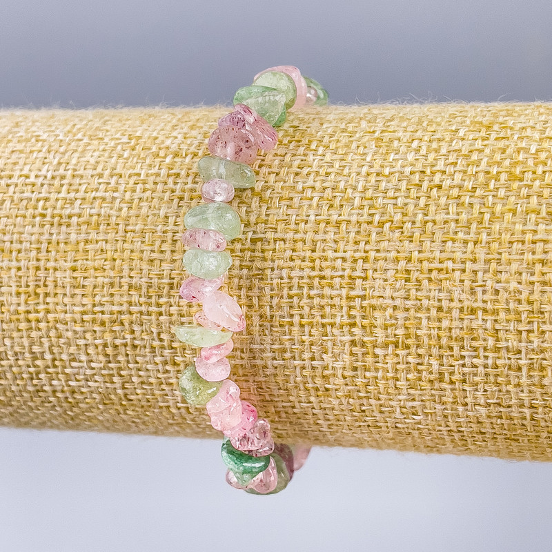 צמיד מאבן קוורץ טבעית – קוורץ מגוון, שבבי אבן בגודל 7×3 מ״מ, אורך 18 ס״מ (אלסטי)