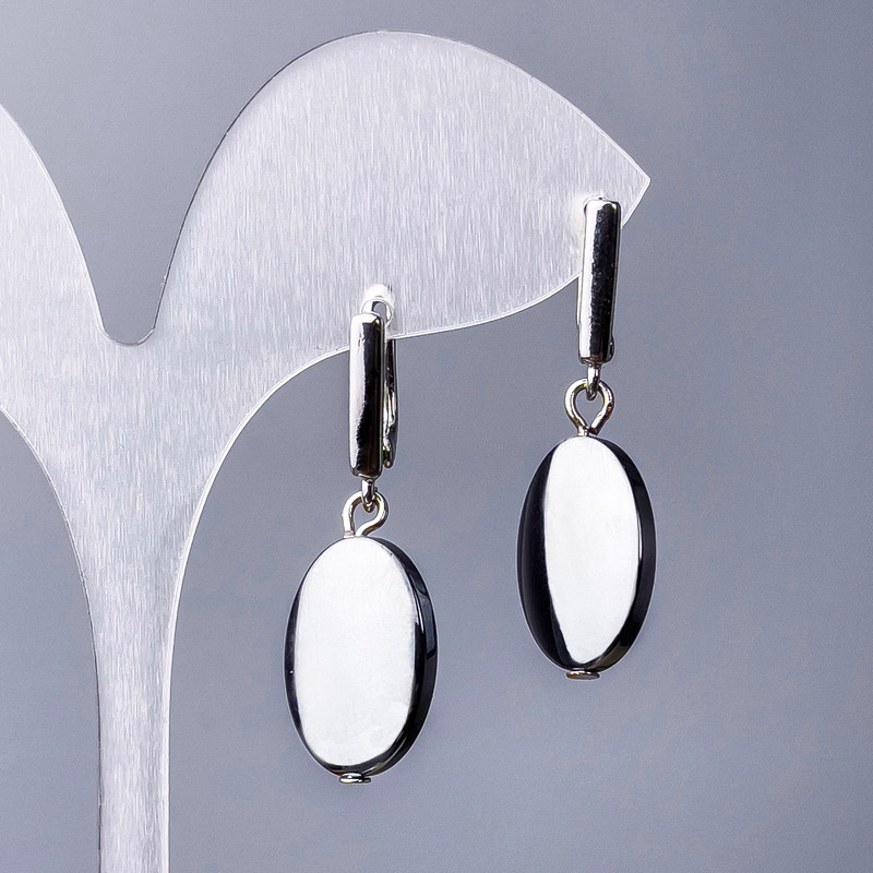 עגילים מהמטיט בצורה אליפטית, קוטר כ-13×18 מ״מ, אורך 40 מ״מ